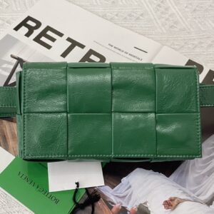 보테가 (징) 더 벨트 카세트 그린 유광 소가죽 백