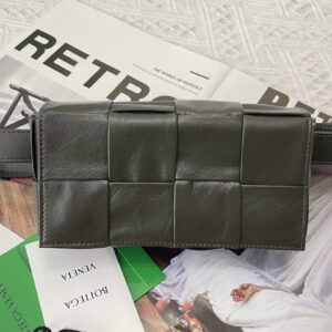 보테가 (징) 더 벨트 카세트 그레이 유광 소가죽 백팩 651053