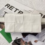 보테가 (징) 벨트 카세트 화이트 유광 소가죽 미니백