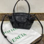 보테가 (징) 미니 아르코 오일 왁스 소가죽 백 블랙 66873