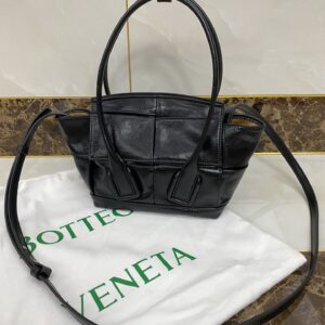 보테가 (징) 미니 아르코 오일 왁스 소가죽 백 블랙 66873