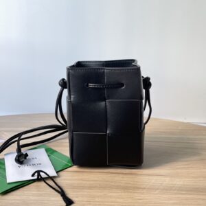 보테가 (징) 버킷 크로스백 블랙 680217