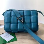 보테가 (징) 카세트 백 미디움 블루 70094