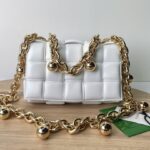 보테가 (징) 카세트 금구슬 체인 숄더백 화이트 680070