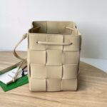 보테가 (징) 대형 양가죽 물통백 베이지 680218