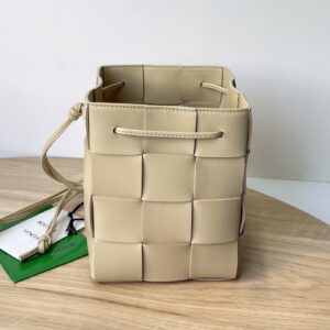 보테가 (징) 대형 양가죽 물통백 베이지 680218