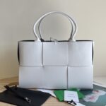 보테가 (징) 편직 가죽 토트백 베이지 609175