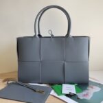 보테가 (징) 편직 가죽 토트백 베이지 B家609175