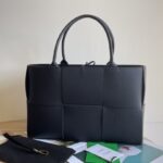 보테가 (징) 위빙 레더 토트백 베이지 609175