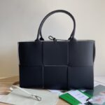 보테가 (징) 토트백 미디움 베이지 편직 가죽 609175