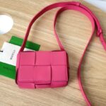 보테가 (징) 미니 카세트 핑크 양가죽 백 666688