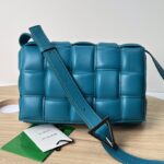 보테가 (징) 카세트 백 미디움 블루 70094