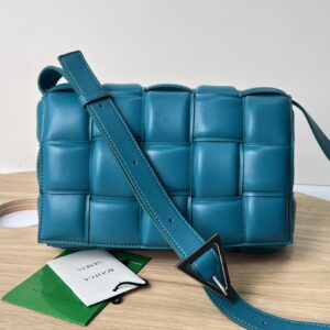 보테가 (징) 카세트 백 미디움 블루 70094