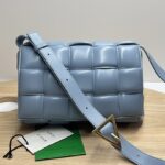 보테가 (징) 카세트 백 미디움 블루 70094