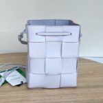 보테가 (징) 대형 양가죽 물통백 그레이 680218