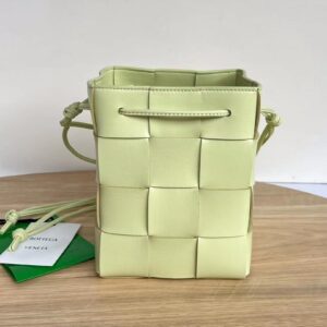 보테가 (징) 대형 양가죽 버킷백 그린 680218