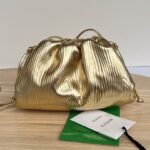 보테가 (징) 클라우드 파우치 메탈릭 골드 파우치 576227