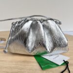 보테가 (징) 클라우드 파우치 메탈릭 실버 파우치 576227