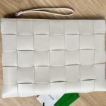 보테가 (징) 편직 소가죽 손가방 아이보리 649616