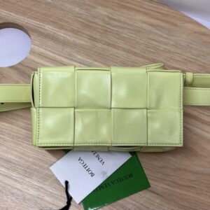 보테가 (징) 더 벨트 카세트 라이트 그린 유광 소가죽 백