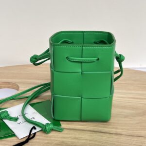 보테가 (징) 물통형 크로스백 그린 680217