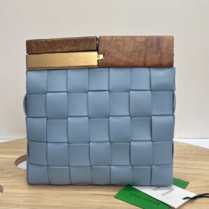 보테가 (징) 클래식 편직 요소 사이드 사이프러스 나무와 황동 하드웨어 블루 70394