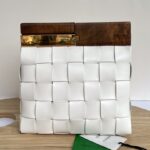 보테가 (징) 클래식 편직 백 화이트 70394