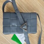 보테가 (징) 캐시트 삼각扣 오일 왁스 소가죽 백 그레이 667298