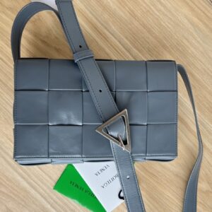 보테가 (징) 캐시트 삼각扣 오일 왁스 소가죽 백 그레이 667298