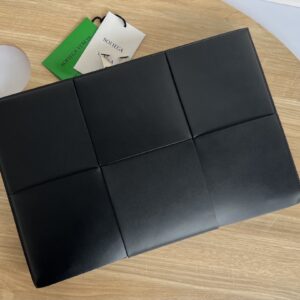 보테가 (징) 대형 편직 단일 지퍼 손목 가방 블랙 680169