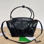 보테가 (징) 미니 아르코 오일 왁스 소가죽 백 블랙666874