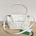 보테가 (징) 미니 아르코 오일 왁스 소가죽 백 아이보리666873