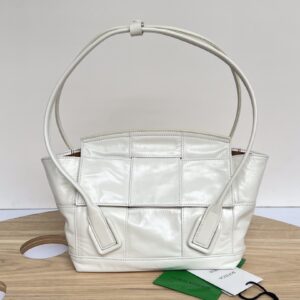 보테가 (징) 아르코 33 오일 왁스 소가죽 백 화이트 666873