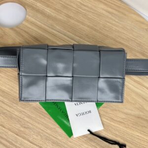 보테가 (징) 더 벨트 카세트 그레이 유광 소가죽 백