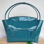 보테가 (징) 아르코56 핸드백 광택 페이턴트 블루 70496