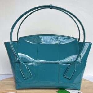 보테가 (징) 아르코56 핸드백 광택 페이턴트 블루 70496