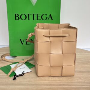 보테가 (징) 대형 양가죽 물통백 베이지 680218