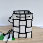 보테가 (징) 캔버스 물통백 블랙 714608 아이보리