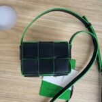 보테가 (징) 미니 크로스백 블랙 그린 666688