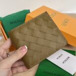 보테가 (징) 중간 너비 편직 단지갑 올리브 605721