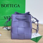 보테가 (징) 대형 양가죽 물통백 그레이 680218