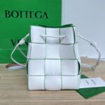 보테가 (징) 대형 양가죽 물통백 화이트 그린 680218