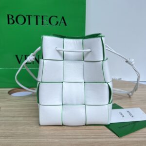 보테가 (징) 대형 양가죽 물통백 화이트 그린 680218