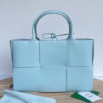 보테가 (징) 토트백 대형 아이스 블루609175