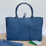 보테가 (징) 토트백 대형 블루 609175