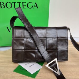 보테가 (징) 카세트 삼각扣 유광 소가죽 숄더백 브라운 667298