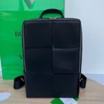 보테가 (징) 신형 사각 편직 백팩 블랙 680092