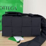 보테가 (징) 카세트 나일론 토푸백 핑크 블랙 628951