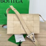 보테가 (징) 카세트 삼각扣 오일 왁스 소가죽 크로스백 베이지 667298