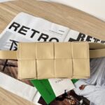 보테가 (징) 더 벨트 카세트 크로스백 아이보리 651053